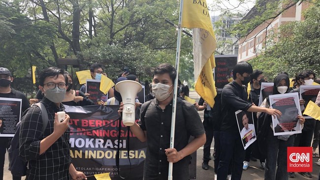  Luhut Binsar Pandjaitan menolak membuka buka big data soal penundaan pemilu saat berdebat dengan massa aksi BEM UI di Balai Sidang UI, Depok, Selasa (12/4).