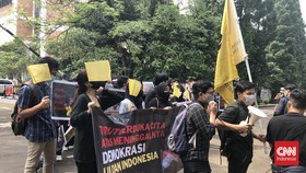Luhut Temui Rektor UI, Mahasiswa Demo Kibarkan Bendera Kuning