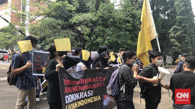 BEM Universitas Indonesia menggelar aksi unjuk rasa saat Luhut Binsar Pandjaitan menemui Rektor UI Ari Kuncoro di Balai Sidang UI, Depok.