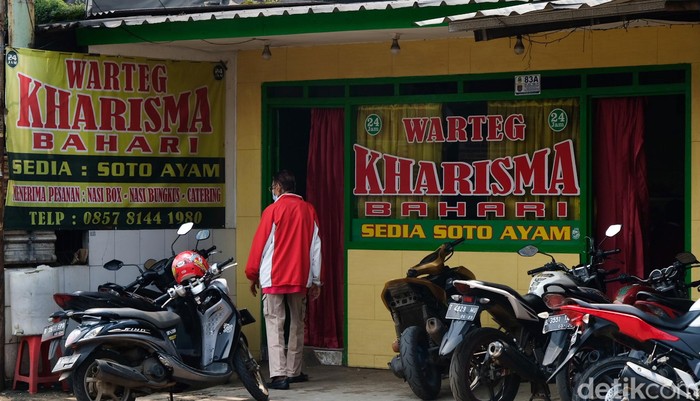 Sejumlah warteg di Depok, tetap berjualan selama bulan Ramadan. Meski begitu, warteg-warteg tersebut ditutup tirai untuk menghormati umat Muslim yang berpuasa.