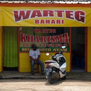 Kenapa Warteg Punya 2 Pintu dan Bangku Panjang? Ternyata Ini Maksudnya...