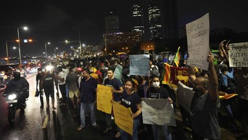Warga Sri Lanka meneriakkan slogan-slogan anti pemerintah saat protes di luar kantor presiden di Kolombo, Sri Lanka, Senin (11/4/2022). Ribuan warga Sri Lanka memprotes menyerukan agar presiden negara itu mengundurkan diri di tengah krisis ekonomi terburuk dalam sejarah. (AP Photo/Eranga Jayawardena)