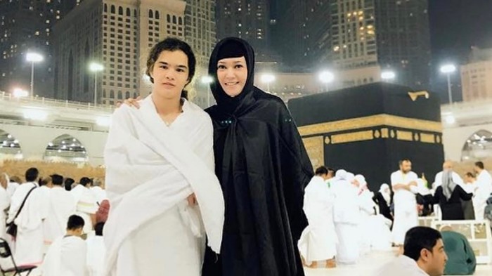 Deretan Artis Berikut Menunaikan Ibadah Umrah di Usia Muda! Simak Gaya Busana Mereka Ketika di Tanah Suci