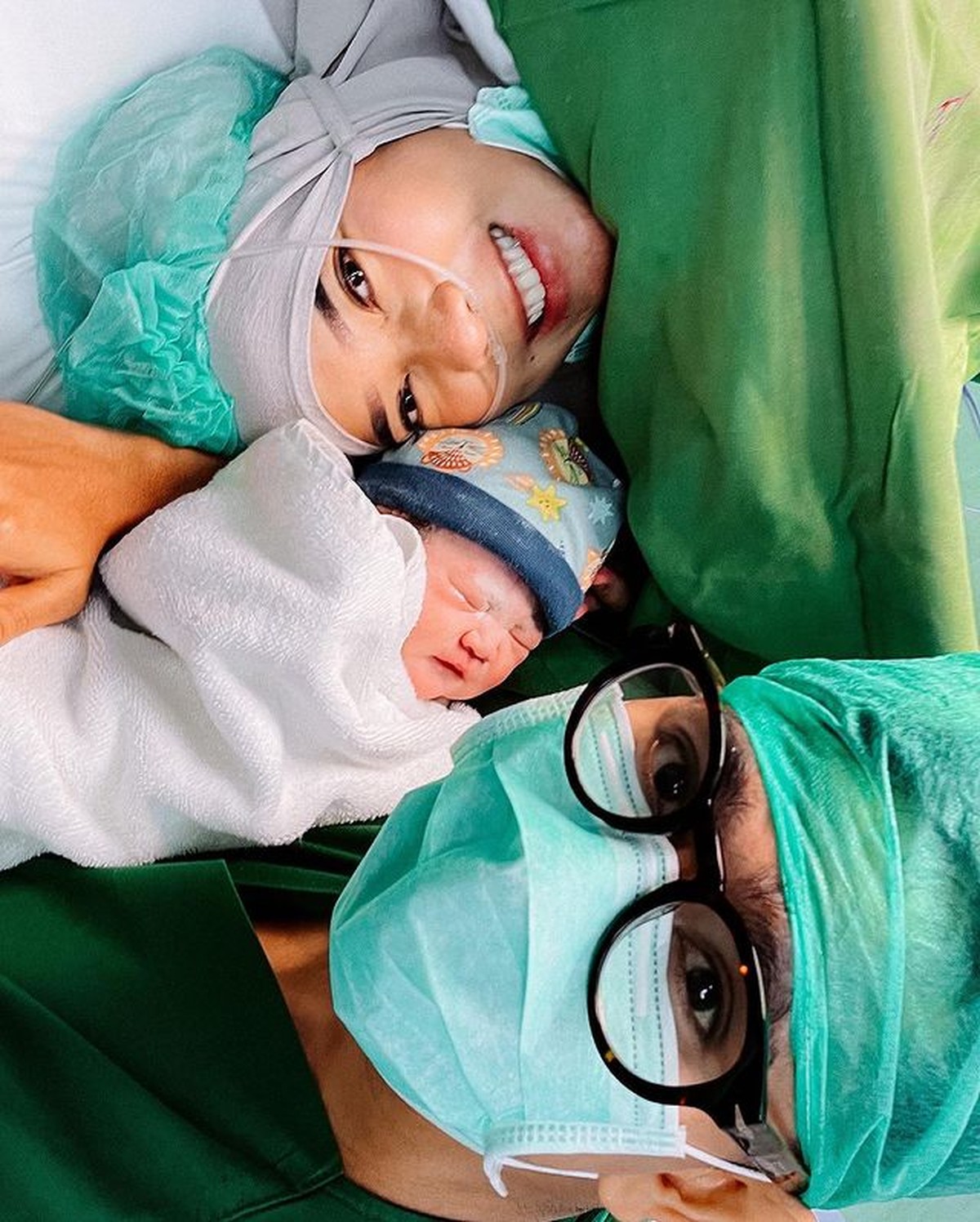 Momen Fitri Tropica melahirkan