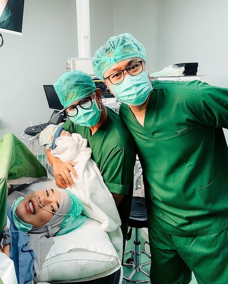 Momen Fitri Tropica melahirkan