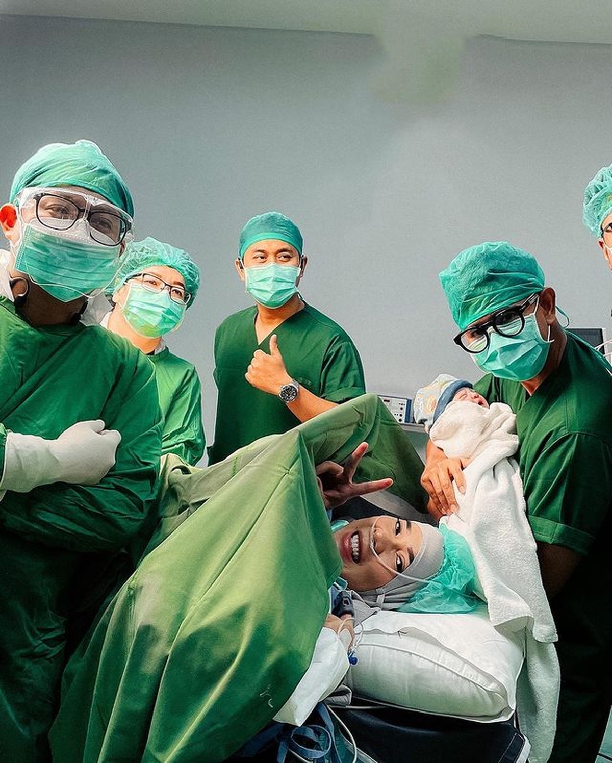 Momen Fitri Tropica melahirkan