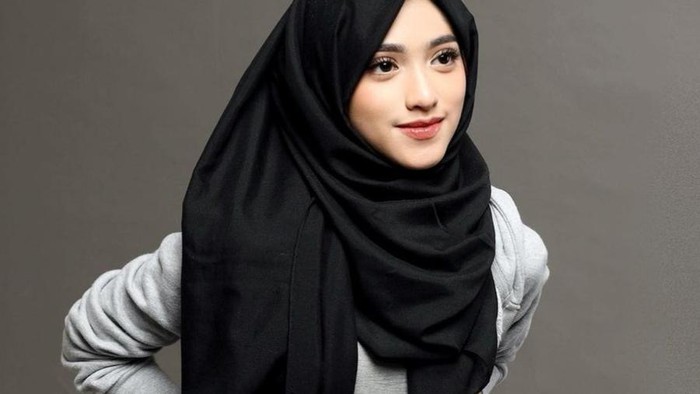 Gaya Busana Simpel dan Feminin ala Shirin Al Athrus, Cocok Buat Outfit Buka Bersama!