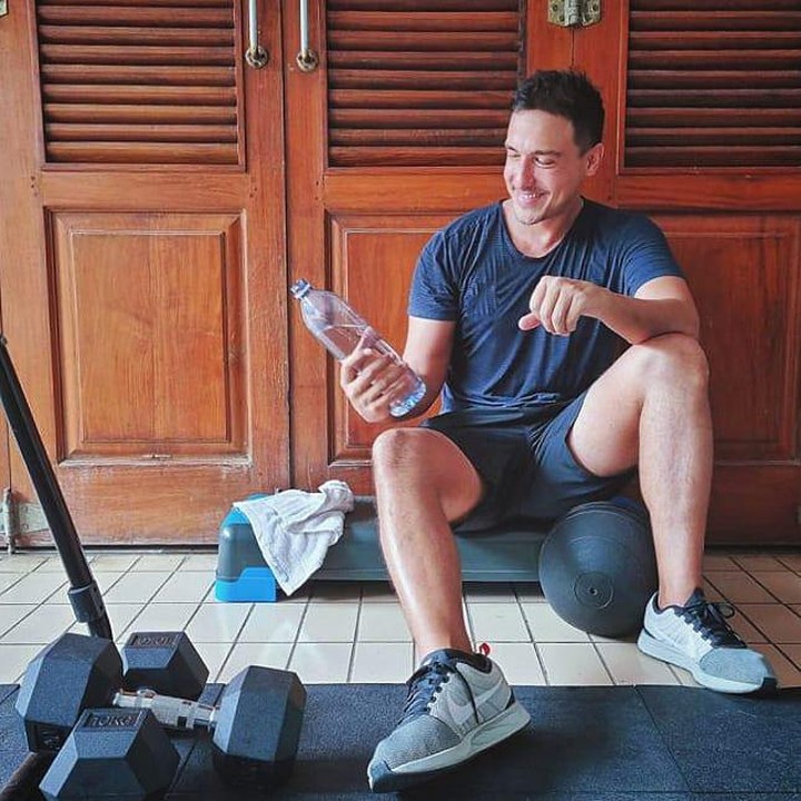 <p>Sampah-sampah plastik itu ia kumpulkan untuk didaur ulang. Bagi Hamish Daud, memungut sampah plastik di pantai telah menjadi rutinitasnya yang biasa, sama seperti olahraga. (Foto: Instagram @hamishdw)</p>