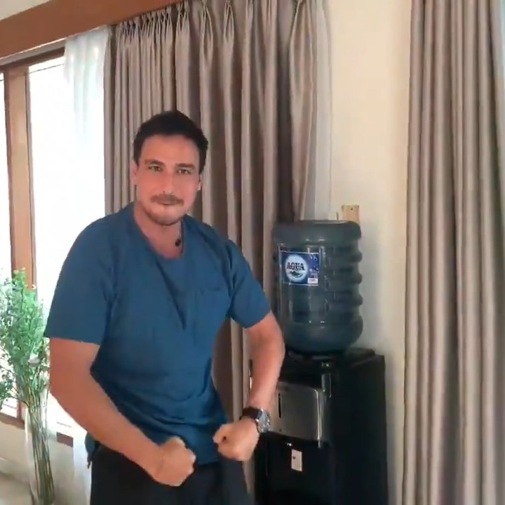 <p>Raisa kemudian menunjukkan video ketika Hamish Daud sedang membuka dan mengangkat galon ke atas dispenser. (Foto: Twitter @raisa6690)</p>