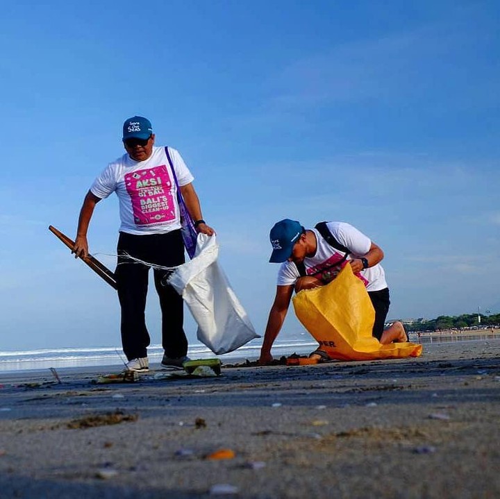 <p>Tak hanya itu, Hamis Daud juga sering bergabung dengan para relawan di Bali untuk menyusuri pantai. Mereka mengumpulkan sampah-sampah plastik yang berserakan di pantai. (Foto: Instagram @hamishdw)</p>