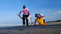 <p>Tak hanya itu, Hamis Daud juga sering bergabung dengan para relawan di Bali untuk menyusuri pantai. Mereka mengumpulkan sampah-sampah plastik yang berserakan di pantai. (Foto: Instagram @hamishdw)</p>