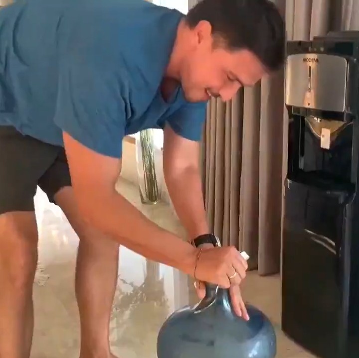 <p>Sebelumnya, Hamish Daud juga pernah menjadi sorotan ketika mengangkat galon. Raisa menjawab pertanyaan salah satu netizen, mengenai siapa yang bertugas mengangkat galon di rumah penyanyi cantik itu. (Foto: Twitter @raisa6690)</p>