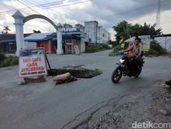 Lapor Ketua! Ada Lubang Menganga di Tengah Jalan di Asahan