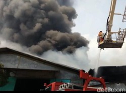 Api Cepat Membesar, Kebakaran Margomulyo Merambat ke Gudang Sandal