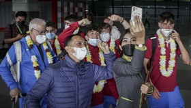 FOTO: Skuad Barcelona dan Atletico Madrid Tiba di Jakarta