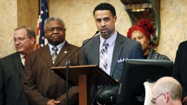 Mahmoud Abdul-Rauf mendapatkan Islam lewat NBA, namun dia juga harus meninggalkan NBA karena istikamah sebagai Muslim.