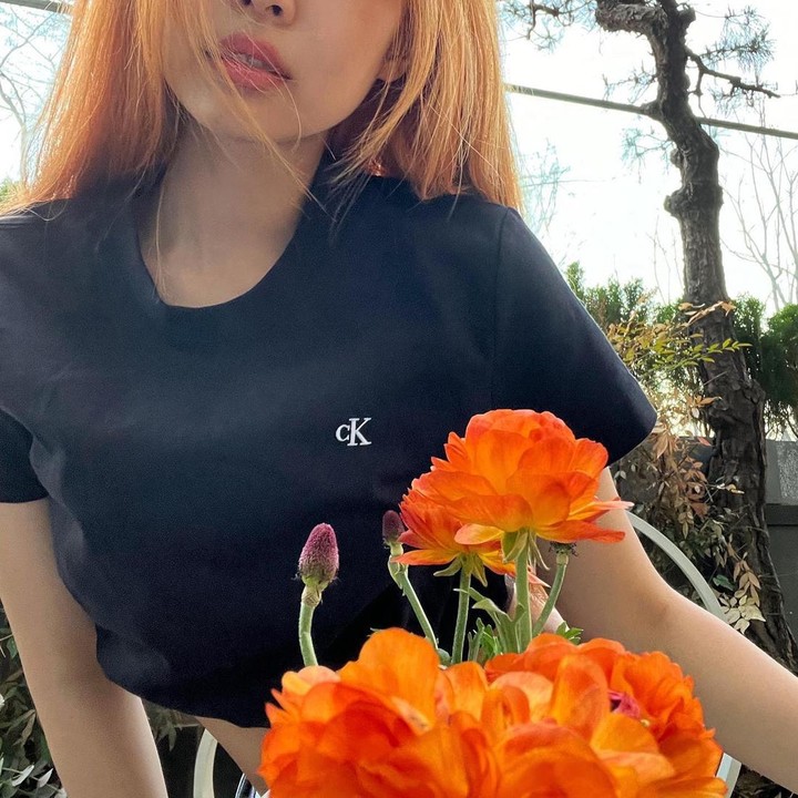 <p>Kemudian Kim Jennie. Ia menjadi anggota yang terhitung paling jarang mengubah warna maupun model pada rambutnya, Bunda. Namun belum lama ini, ia mencuri perhatian karena tampil mengejutkan dengan rambut berwarna oranye, lho. (Foto: Instagram @jennierubyjane)<br /><br /><br /></p>