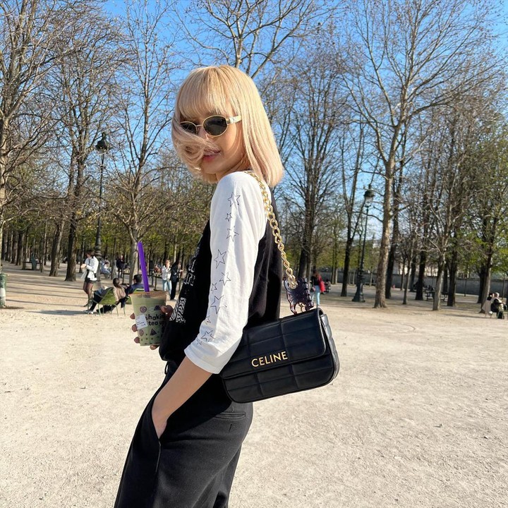 <p>Terakhir Lisa sebagai anggota termuda. <em>Rapper</em> kelahiran Thailand dengan nama asli Pranpiriya Manoban ini paling sering gonta-ganti model dan warna rambut, lho. Mulai dari hitam, cokelat, kuning, pink, hijau, hingga yang terbaru yakni blonde sudah pernah ia coba. Kali ini, Lisa juga menggunakan gaya rambut bob lengkap dengan poni. Dari semua anggota BLACKPINK, model dan warna mana yang paling oke menurut Bunda? (Foto: Instagram @lalalalisa_m)</p>