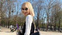 <p>Terakhir Lisa sebagai anggota termuda. <em>Rapper</em> kelahiran Thailand dengan nama asli Pranpiriya Manoban ini paling sering gonta-ganti model dan warna rambut, lho. Mulai dari hitam, cokelat, kuning, pink, hijau, hingga yang terbaru yakni blonde sudah pernah ia coba. Kali ini, Lisa juga menggunakan gaya rambut bob lengkap dengan poni. Dari semua anggota BLACKPINK, model dan warna mana yang paling oke menurut Bunda? (Foto: Instagram @lalalalisa_m)</p>