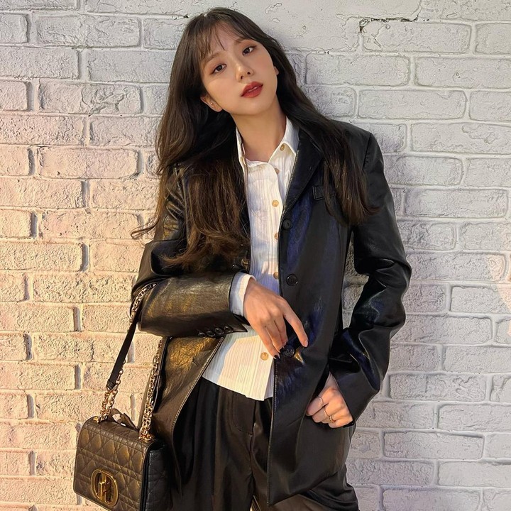 <p>Mulai dari anggota paling tua, yakni Kim Jisoo. Wanita kelahiran 3 Januari 1995 ini terlihat beberapa kali mengganti model rambut. Meski begitu, bungsu dari tiga bersaudara ini lebih sering tampil dengan rambut panjang terurai warna hitam. Namun dalam foto ini, Jisoo menambahkan poni yang membuatnya semakin stylish. (Foto: Instagram @sooyaaa__) <br /><br /><br /></p>