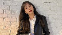 <p>Mulai dari anggota paling tua, yakni Kim Jisoo. Wanita kelahiran 3 Januari 1995 ini terlihat beberapa kali mengganti model rambut. Meski begitu, bungsu dari tiga bersaudara ini lebih sering tampil dengan rambut panjang terurai warna hitam. Namun dalam foto ini, Jisoo menambahkan poni yang membuatnya semakin stylish. (Foto: Instagram @sooyaaa__) <br /><br /><br /></p>