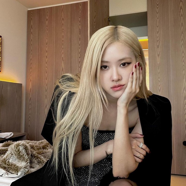 <p>Selanjutnya Park Chaeyoung atau yang akrab disapa Rose. Dahulu, rambutnya kerap berganti model dan warna dari merah, oranye, cokelat, hingga lavender. Namun sejak beberapa tahun terakhir, agensi yang menaungi grup tersebut tampaknya menetapkan <em>brand ambassador</em> Tiffany & Co. tersebut dengan rambut <em>blonde</em> sebagai <em>image</em>-nya. Rose juga selalu memiliki rambut panjang. (Foto: Instagram @roses_are_rosie)<br /><br /><br /></p>