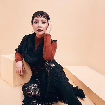 7 Pemotretan Terbaru Nagita Slavina dengan Gaya Nyentrik & Makeup Bold