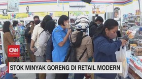 VIDEO: Masih Langka, Warga Antri Beli Minyak Goreng di Toko Retail