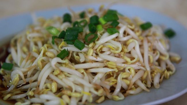 Tumisan juga jadi hidangan praktis yang bisa Anda buat untuk santap sahur. Salah satunya tumis taoge tahu.