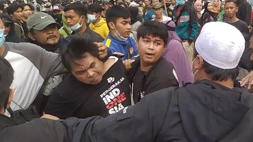 Ade Armando Bonyok Dikeroyok, Inikah Emak-emak yang Jadi Provokator?