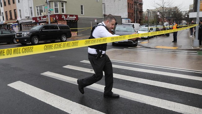 Sebanyak lima orang dipastikan menjadi korban berondongan tembakan orang tak dikenal di stasiun kereta bawah tanah, Brooklyn, Amerika Serikat, Selasa (12/4).