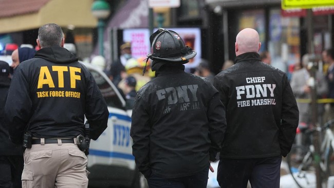 Sejumlah penumpang diberondong orang tak dikenal di kereta bawah tanah Brooklyn, Amerika Serikat, Selasa (12/4) waktu setempat.