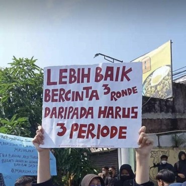 Kontroversi Poster Seksis Saat Demo Tolak 3 Periode di Gedung DPR