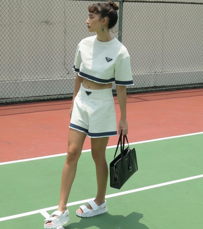Tampilan sporty ditampilkannya dalam busana warna putih lansiran Prada. Source: Instagram.com/tatjanasaphira