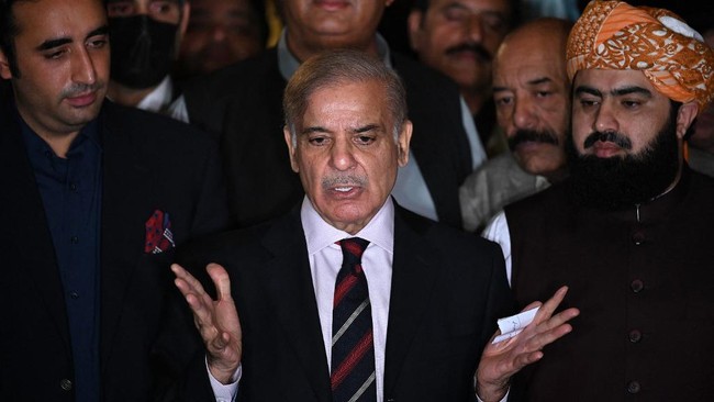 Shahbaz Sharif dilantik menjadi perdana menteri baru Pakistan pada Senin (11/4), setelah drama politik berujung pelengseran Imran Khan akhir pekan lalu.