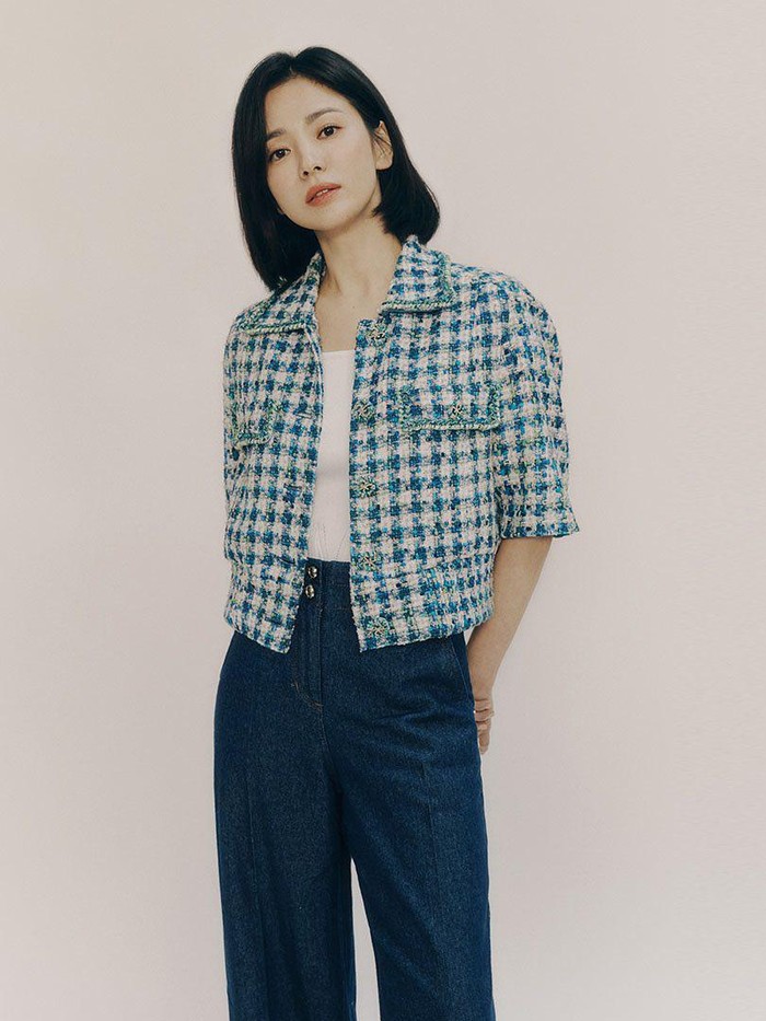 Tampil dengan gaya casual, Song Hye Kyo terlihat elegan sekaligus fashionable di waktu yang bersamaan. Gaya Song Hye Kyo dalam potret yang satu ini bisa banget kamu jadikan inspirasi outfit, Beauties./ Foto: instagram.com/michaachannel