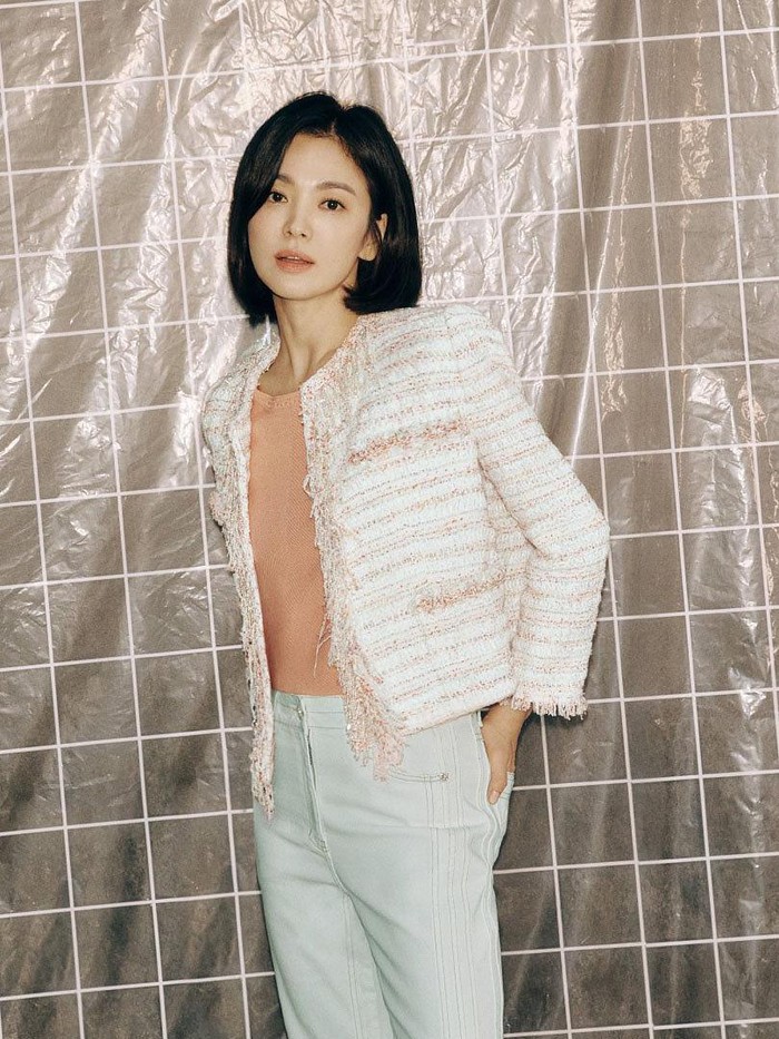 Song Hye Kyo tampil bak remaja dengan pesonanya yang awet muda dalam pemotretan bersama brand MICHAA. Ia tampil fresh dengan potongan rambut bob pendek klasik./ Foto: instagram.com/michaachannel
