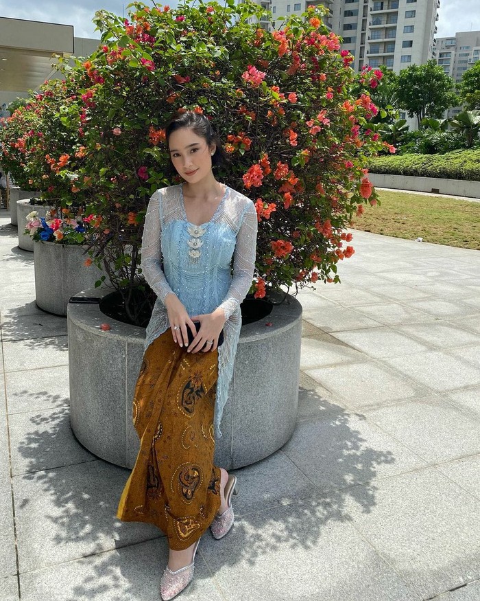 Tatjana juga cantik dalam balutan kebaya bernuansa pastel. Source: Instagram.com/tatjanasaphira