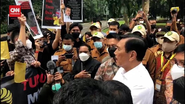 Luhut Binsar Pandjaitan terlibat perdebatan dengan massa aksi Badan Eksekutif Mahasiswa Universitas Indonesia (BEM UI) terkait big data di Balai Sidang UI.