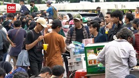 VIDEO: Cuan Pedagang Keliling di Demo 11 April
