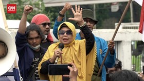 VIDEO: Momen Emak-emak Ikut Demo 11 April di DPR dan Patung Kuda