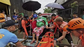 FOTO: Tim SAR Berjibaku Cari Korban Selamat usai Badai Megi Filipina