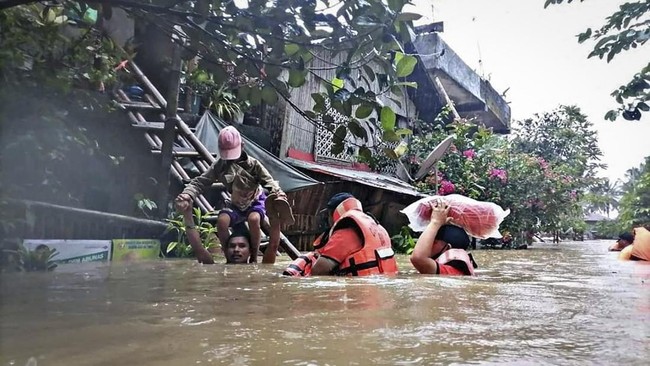 Pihak berwenang Filipina mengatakan setidaknya 42 orang tewas akibat longsor dan banjir karena badai tropis Megi, Senin (11/4).