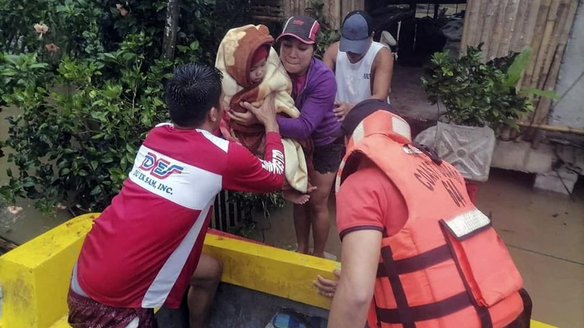 FOTO: Tim SAR Berjibaku Cari Korban Selamat usai Badai Megi Filipina
