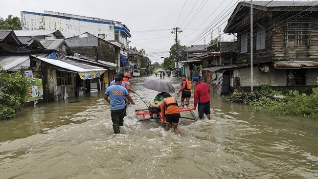 Topan super Noru akhirnya menghantam Filipina Minggu (25/9) petang. Angin kuat dilaporkan terjadi di provinsi Quezon, sekitar pukul 17.30 waktu setempat.