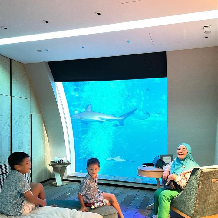 <p>Postingan tersebu tentunya menarik perhatian, Bunda. Bagaimana tidak, kamar tersebut terlihat seperti akuarium, ya? Bagaiaman menurut Bunda?(Foto: Instagram @titi_kamall)<br /><br /><br /></p>
