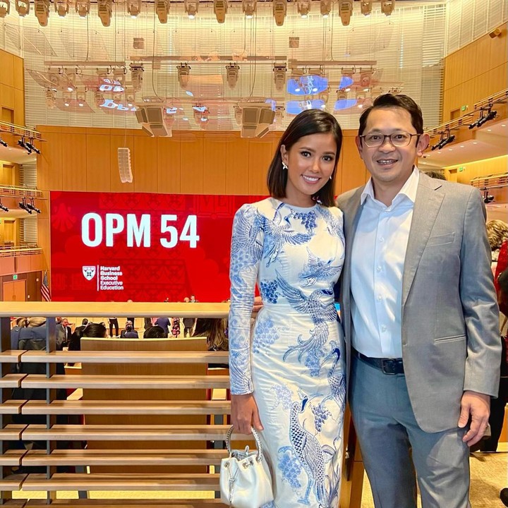 <p>"Congratulations my dear husband. Akhirnyaa selama 6 tahun bolak balik terus, pernah sempet berangkat kuliah dan sampai disana malah disuruh pulang krn mulai pandemi. Ninggalin keluarga dan kantor di Jakarta, supaya tetap bisa menambah ilmu. Semoga ilmu yang didapatkan bisa bermanfaat untuk orang banyak. I'm proud of u," tulisnya, dikutip dari akun @titiradjopadmaja. (Foto: Instagram @titiradjopadmaja)<br /><br /><br /></p>