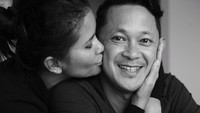 <p>Sebagai istri, Titi menjadi pasangan yang amat mendukung suami. Hal ini terbukti dengan setianya Titi mendukung suami menjalani perkuliahan. (Foto: Instagram @titiradjopadmaja)<br /><br /><br /></p>