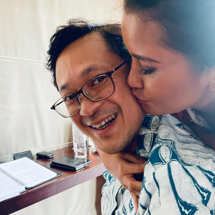<p>Kehidupan pernikahan mereka jauh dari gosip miring. Bahkan, keduanya dikenal sebagai pasangan yang kompak dan saling support, lho. (Foto: Instagram @titiradjopadmaja)<br /><br /><br /></p>