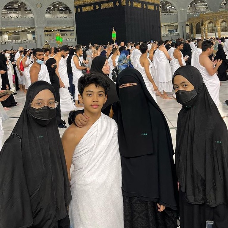 Ummi Pipik dan Ketiga Anaknya Ummi Pipik dan Ketiga Anaknya